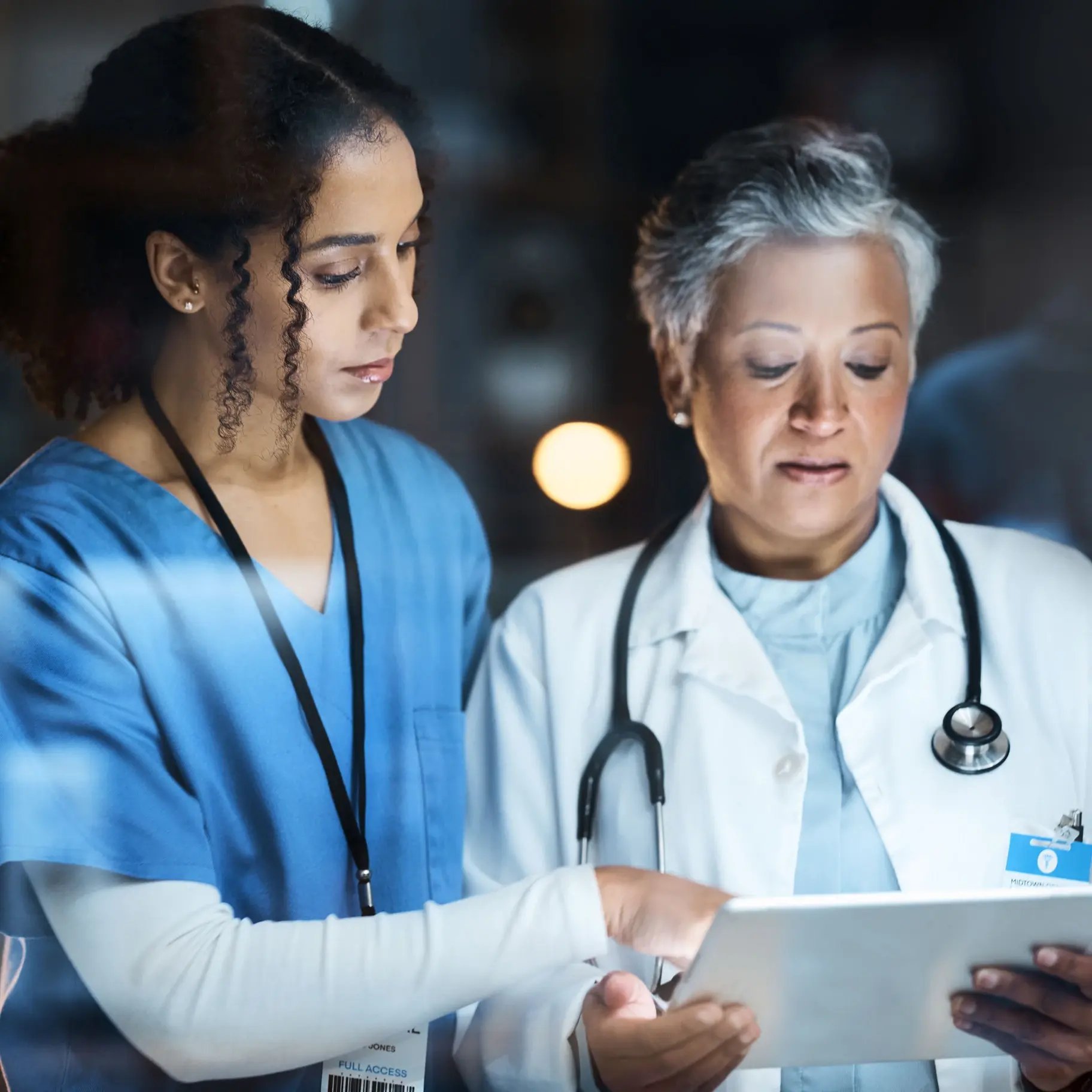 Medical-staff-looking-at-report