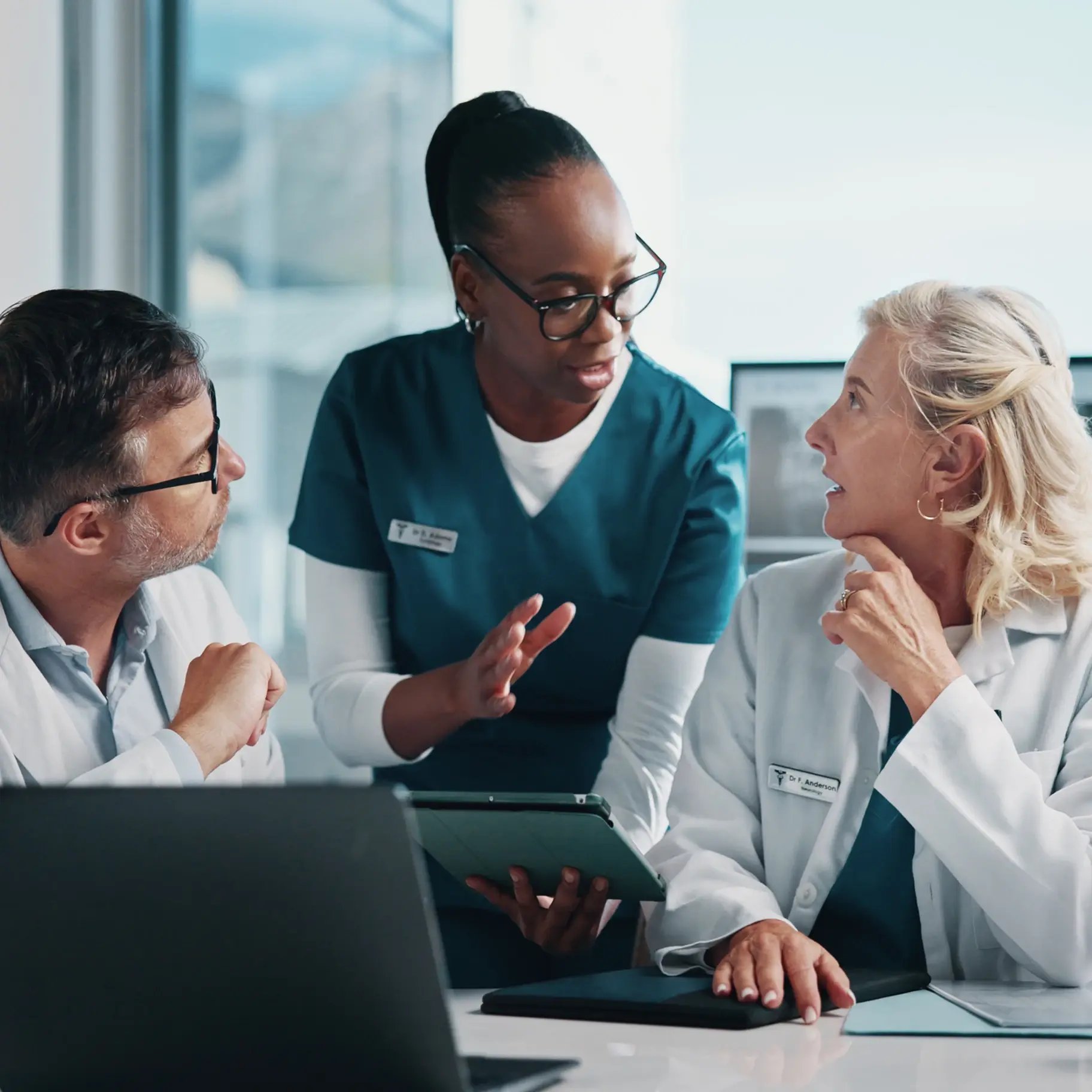 Medical-team-discussing-research