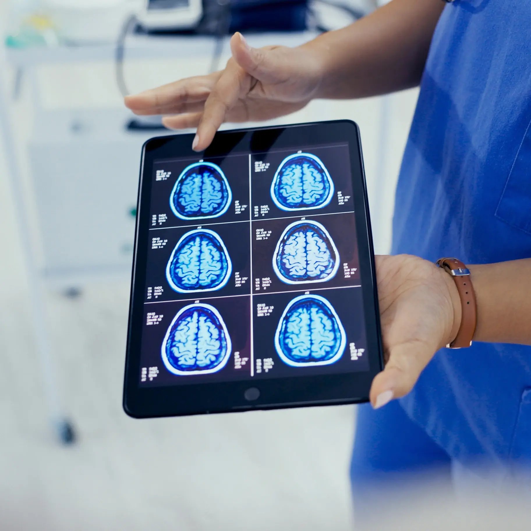 Nurse-showing-medical-images