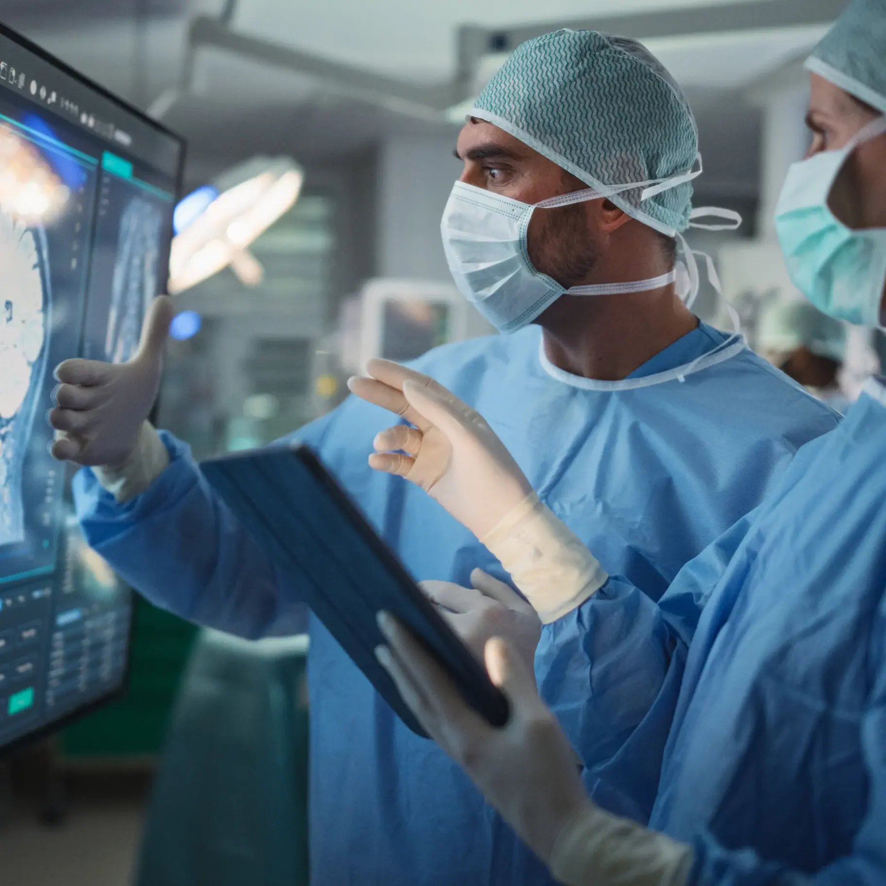 Surgeons-looking-at-medical-screen